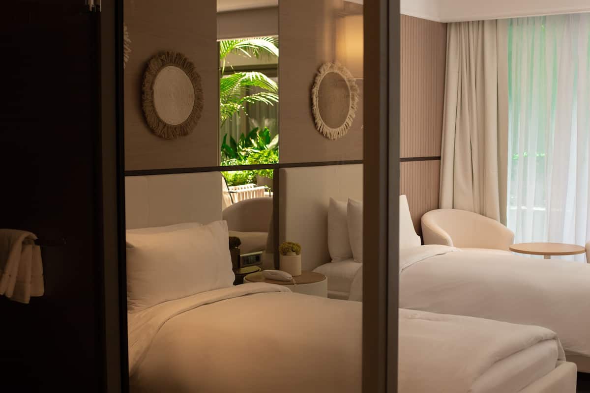 Habitación Deluxe, 2 camas individuales, vista al parque | Minibar, caja de seguridad en la habitación y decoración personalizada