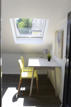 Studio Ekonomi | Minibar dan didekorasi berbeda-beda