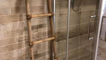 Camera Comfort (Bianca) | Bagno | Doccia, set di cortesia gratuito, asciugacapelli, bidet