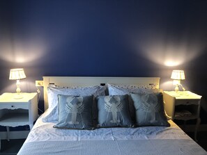 Cortinas blackout, wifi gratis y ropa de cama 