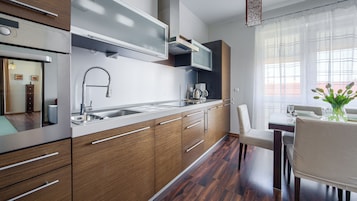 Apartment (31) | Private kitchen | Fridge, stovetop, electric kettle, cookware/dishes/utensils