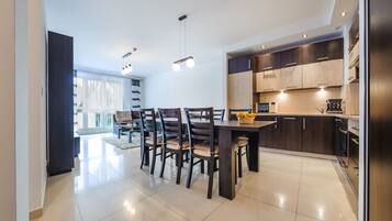 Apartamento (Spacerowa 12/16) | Cocina básica privada | Frigorífico, placa de cocina, hervidor eléctrico y utensilios de cocina
