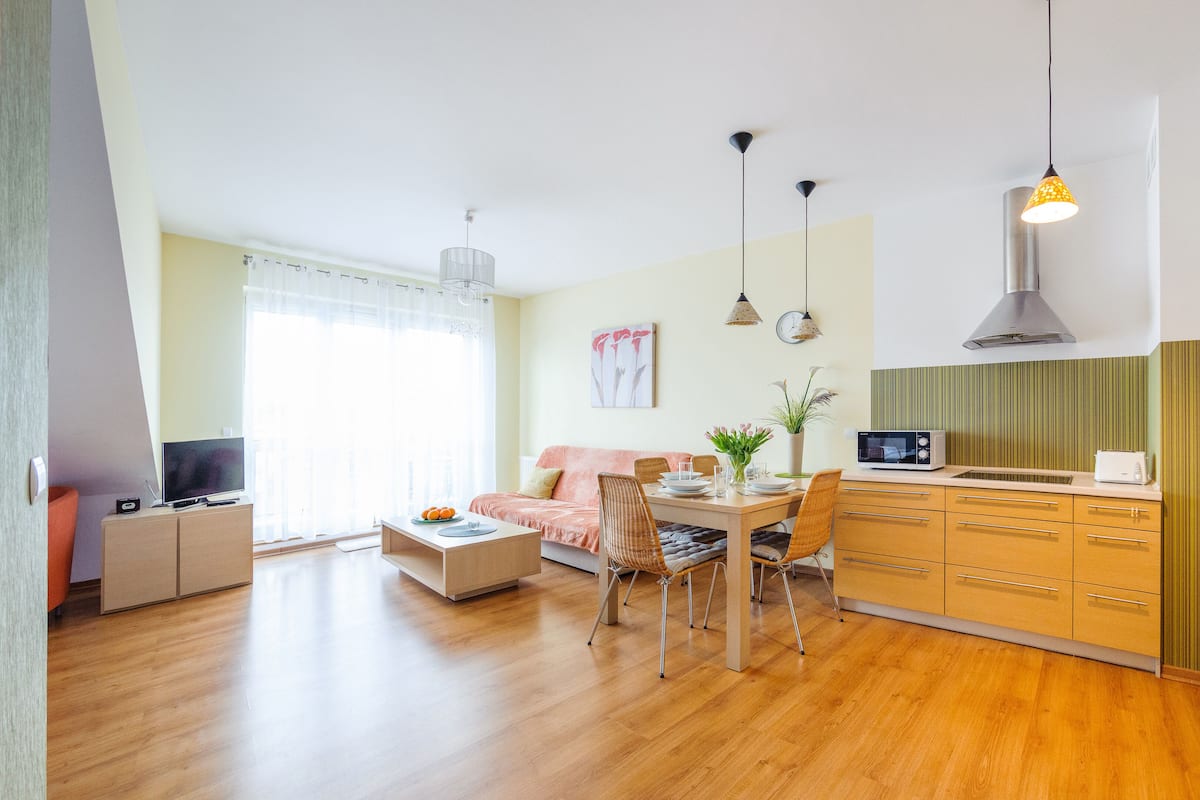 Un apartamento moderno con sala de estar, comedor y cocina.