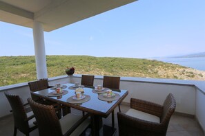 屋外ダイニングエリア