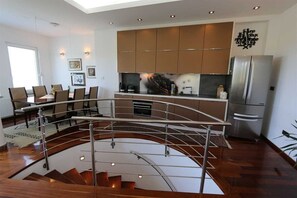 Kühlschrank, Mikrowelle, Herdplatte, Geschirrspüler