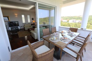 屋外ダイニングエリア