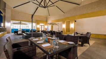 3 間餐廳;供應午餐