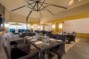 3 restaurants, lunch served