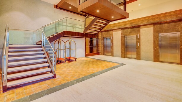 Lobby-lounge