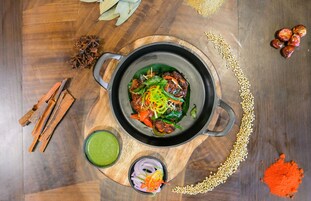 3 restaurantes, se sirve almuerzo 