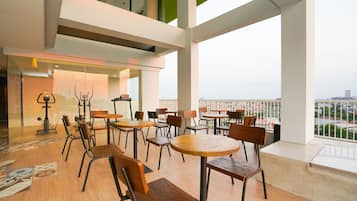 Bar tepi kolam renang