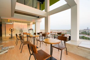 Poolside bar - Life Style Surabaya (Surabaya)