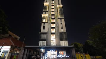 Depan hartanah - siang/malam