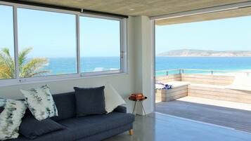 Design House, 3 Bedrooms, Non Smoking, Ocean View | Ruang tamu | 55 inci televisyen skrin rata dengan digital, TV LED, Netflix
