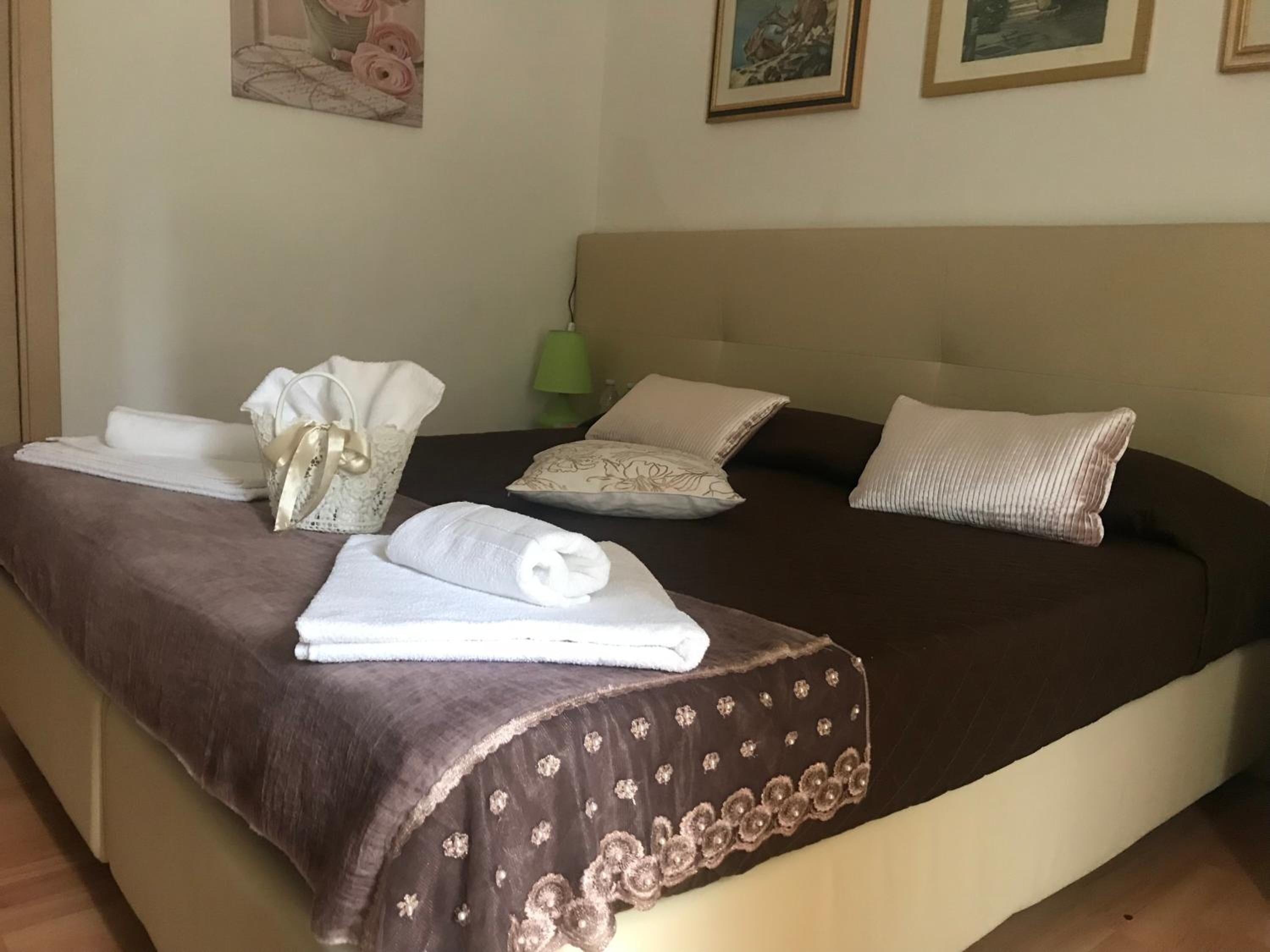 Schreibtisch, Babybetten, Zustellbetten, kostenloses WLAN