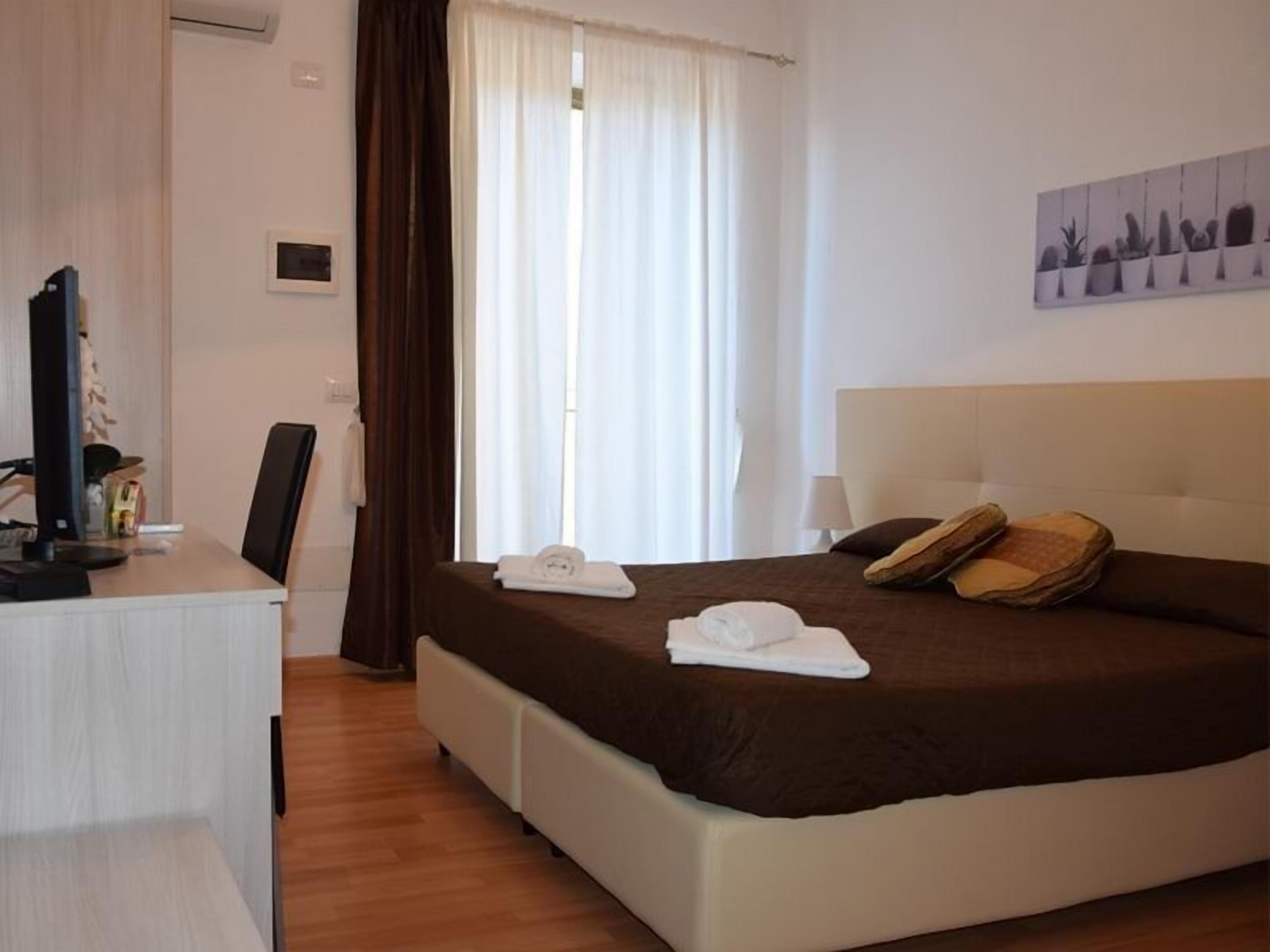 Desk, cribs/infant beds, rollaway beds, free WiFi