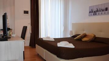 Una scrivania, culle/letti per bambini (a pagamento)