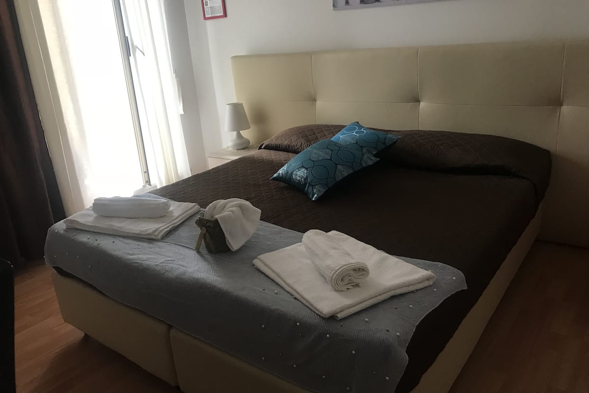 Desk, cribs (surcharge), rollaway beds (surcharge), WiFi (free)