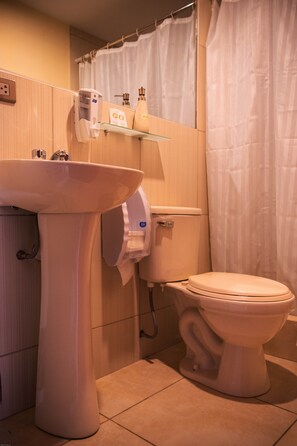 Deluxe Twin Room, Mountain View | Bathroom | Shower, rainfall showerhead, free toiletries, hair dryer - Home Garden Hotel (Cusco)