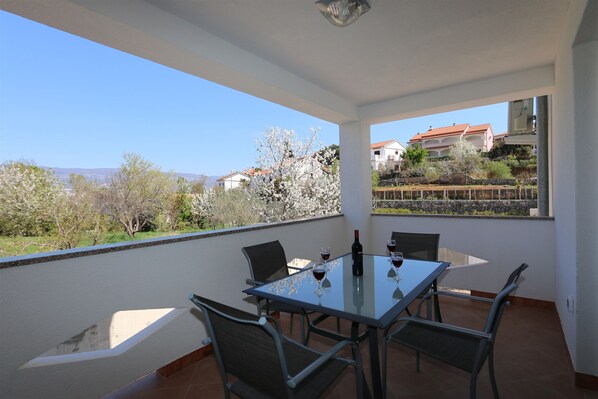 Outdoor dining - Apartments Mrakovcic Mirjana (10009-A2) - Silo - island Krk (Silo - island Krk)