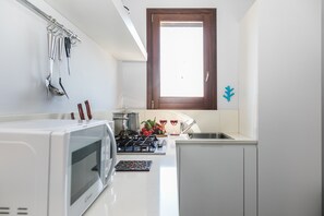 Refrigerador, microondas, placa de cocina, utensilios de cocina
