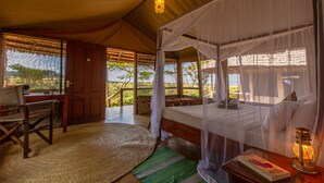 Quarto com uma cama, uma escrivaninha e uma cadeira.