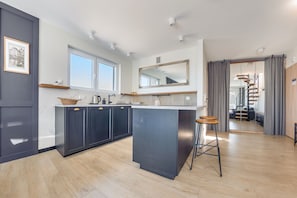 Apartment (91B/3B) | Private kitchenette | Fridge, stovetop, electric kettle, cookware/dishes/utensils - Apartamenty Sun & Snow Jantar Park (Stegna)