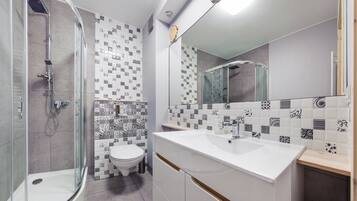 Apartment (2/3D) | Bathroom | Shower, hair dryer, towels