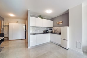 Apartment (64B/3B) | Private kitchenette