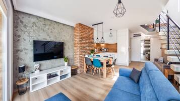 Apartment (79B/3B) | Individuell inredning, unika möbler, arbetsyta för laptop och sängkläder
