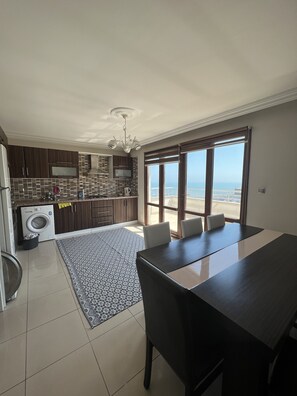 Standard-Apartment, 3 Schlafzimmer, Meerblick | Eigene Küche | Kühlschrank, Ofen, Herdplatte, Wasserkocher