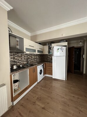 Standard-Apartment, 2 Schlafzimmer | Eigene Küche | Kühlschrank, Ofen, Herdplatte, Wasserkocher