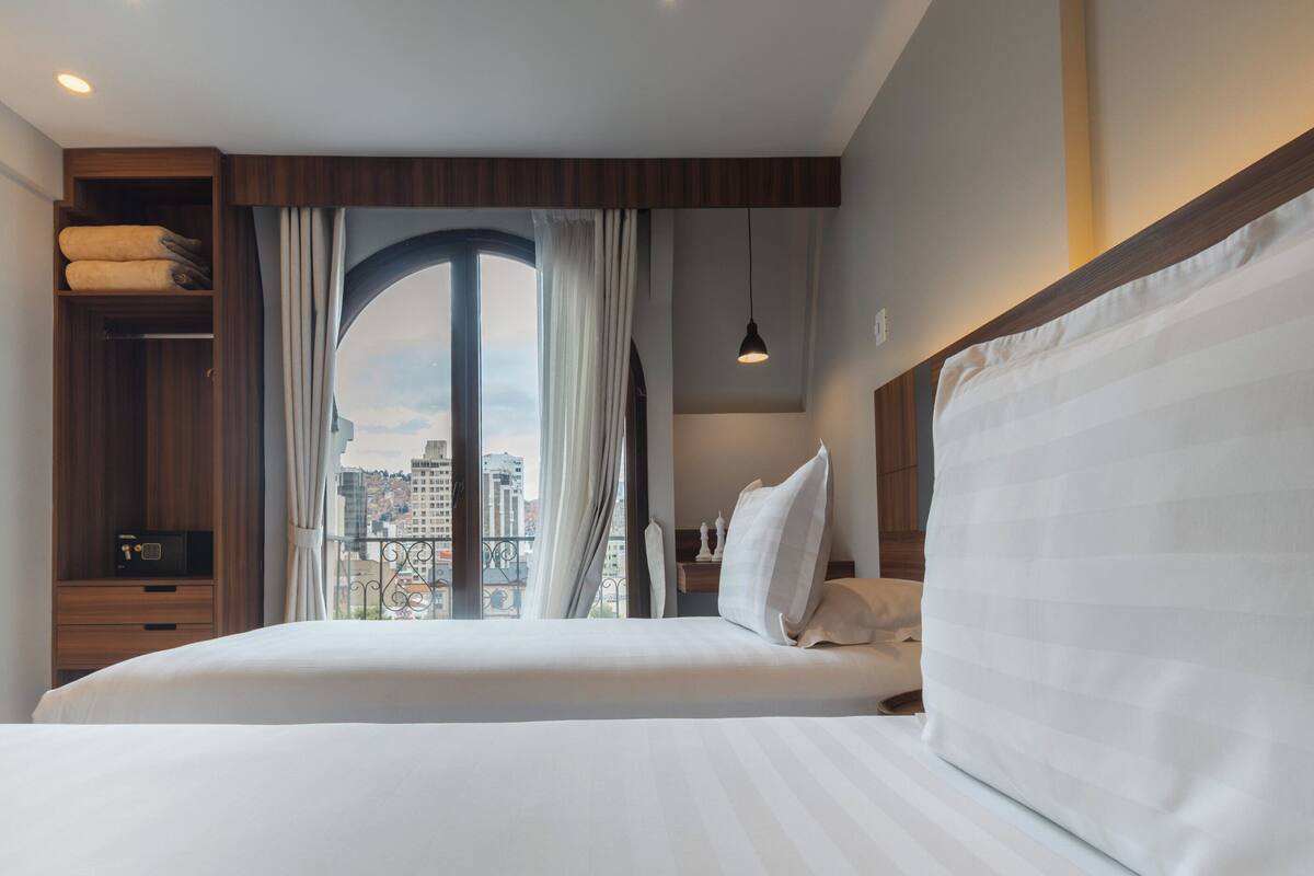 Chambre supérieure avec lits jumeaux | Literie de qualité, lit avec matelas en mousse à mémoire, coffre-fort