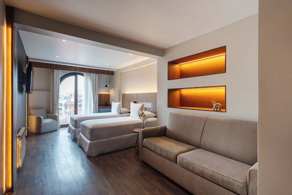 Deluxe Studio Suite | Premium bedding, down comforters, memory foam beds, in-room safe