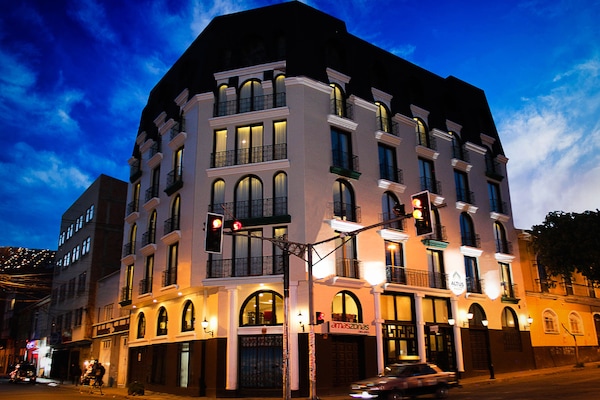 숙박 시설 정면 - 저녁/밤