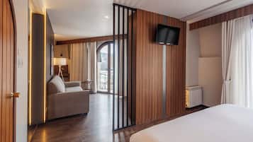 Deluxe Studio Suite, 1 King Bed, City View