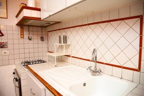 冷蔵庫、電子レンジ、オーブン、コンロ