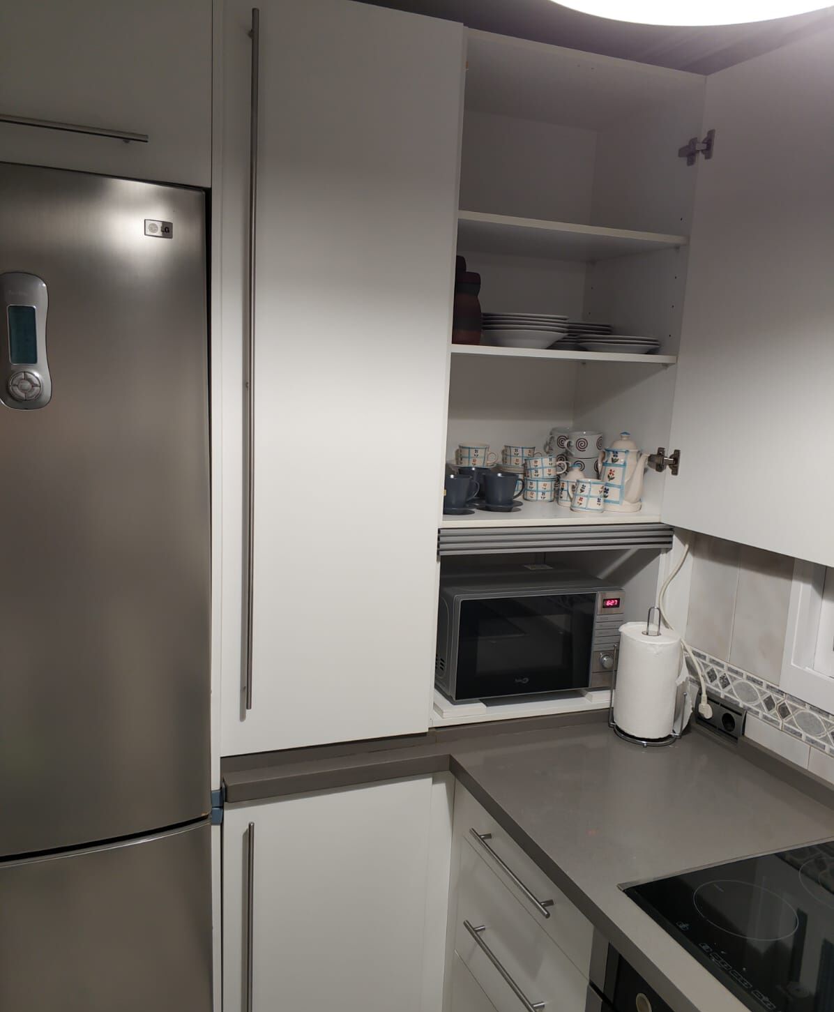 Frigorífico, microondas, horno y placa de cocina