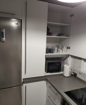 Frigorifero, microonde, forno, piano cottura