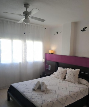 2 dormitorios, tabla de planchar con plancha, ropa de cama
