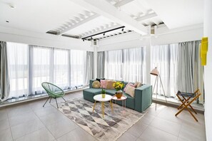 Panoramic Suite, Sea View | Living area - RIVA Mamaia Aparthotel (Constanta)