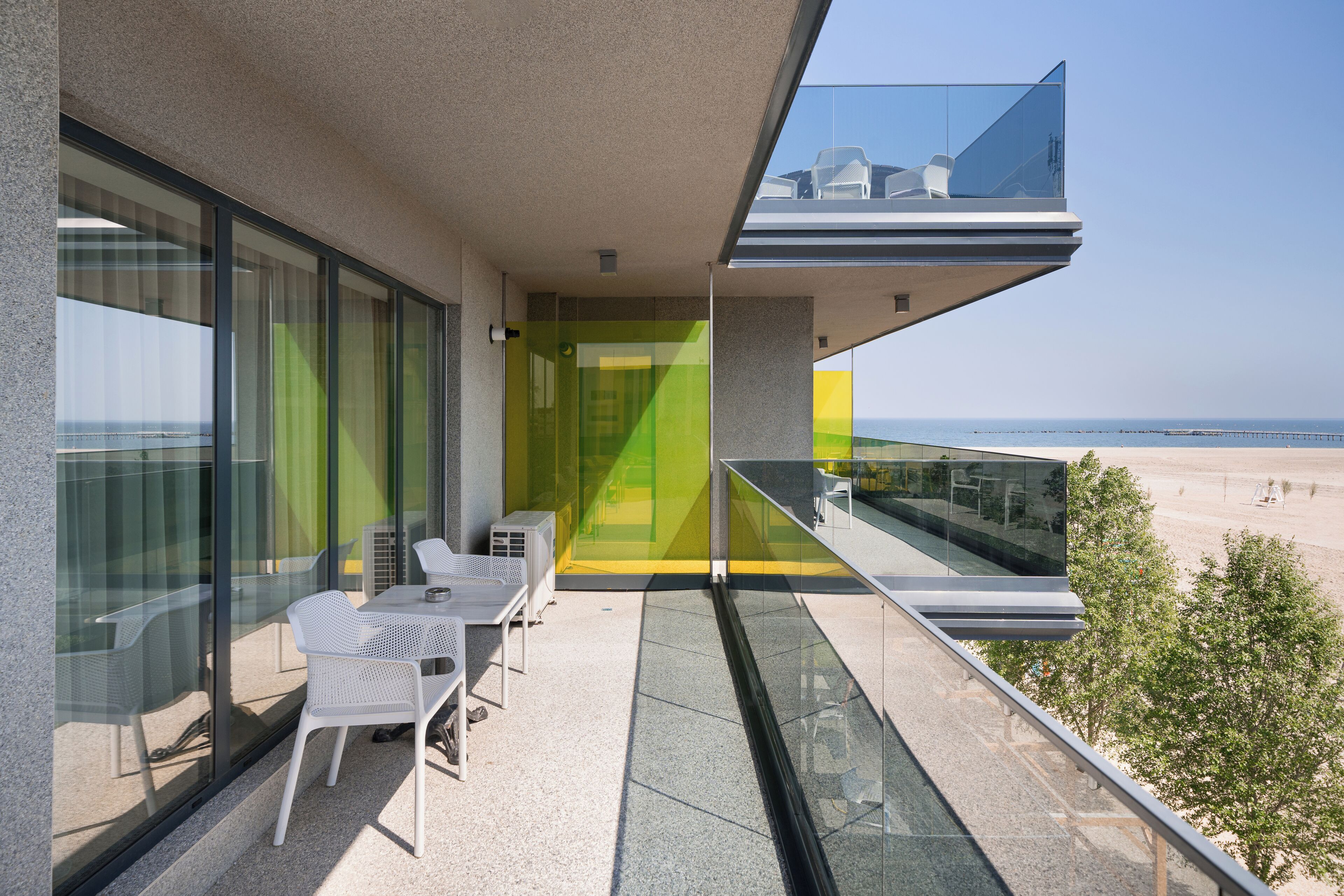 Suite superior, vista parcial al mar | Vista a la playa o el mar