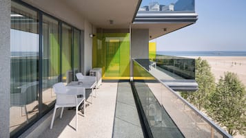 Suite superior, vista parcial al mar | Vista a la playa o el mar