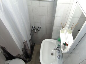 Bruser, brusehoved med spredningseffekt, hårtørrer, bidet