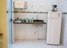 Refrigerador, microondas, utensilios de cocina