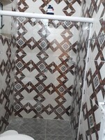 Apartamento básico | Banheiro | Chuveiro, secador de cabelo (mediante solicitação), toalhas de banho