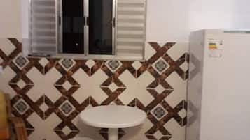 Refrigerador, microondas, utensilios de cocina