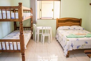 Appartement de base | Rideaux d’obscurcissement, fer et planche à repasser