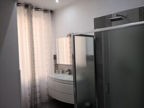 Doppelzimmer (Tortora) | Badezimmer | Dusche, kostenlose Toilettenartikel, Haartrockner, Bidet