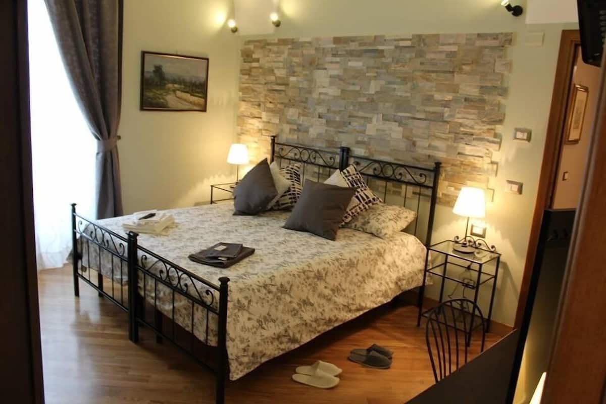Minibar, decoración personalizada, muebles diferentes y escritorio